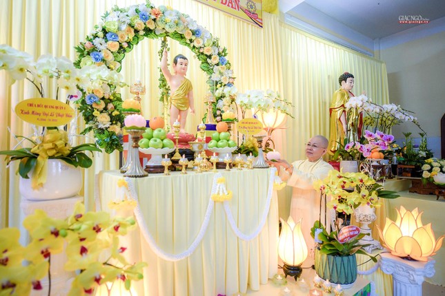 Sư cô Thích nữ Thánh Châu dâng nến cúng dường sau khi đã trang trí xong lễ đài tại chùa