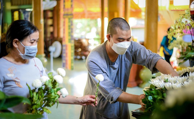 Chư Tăng Linh Quang tịnh xá đang hướng dẫn Phật tử cắm hoa trang trí để chào mừng Phật đản