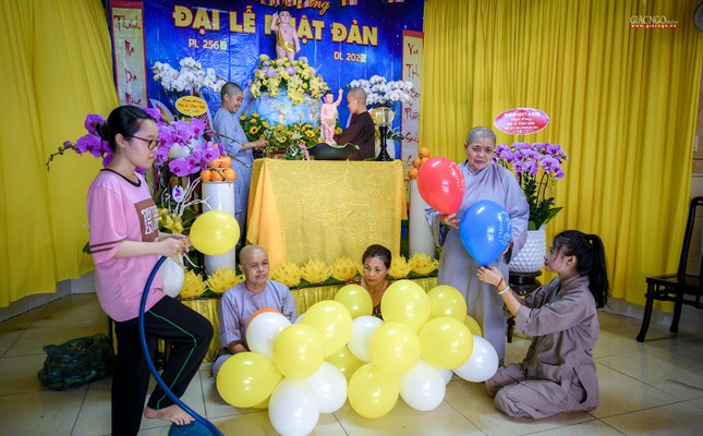 Công tác chuẩn bị, thiết trí lễ đài không chỉ thể hiện sự tôn kính, lòng biết ơn đối với Đức Phật mà còn là khoảng thời gian để Thầy, trò, huynh đệ quây quần bên nhau, cùng làm việc, cùng chia sẻ kinh nghiệm tu và học. Ni sư Thích nữ Như Nghiêm, trụ trì chùa Nguyên Hương vui vẻ bên các đệ tử của mình