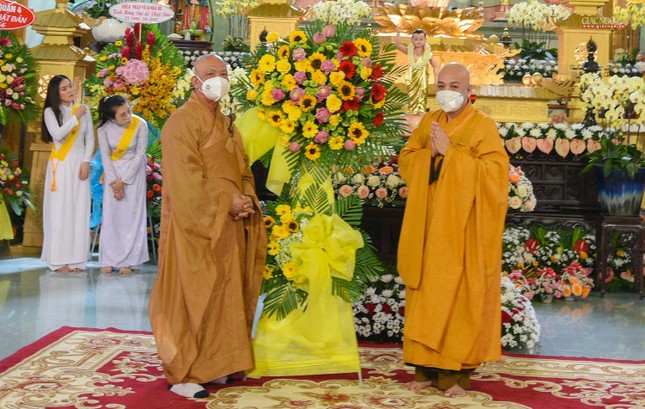 Thượng tọa Thích Thiện Từ, Trưởng ban Trị sự Phật giáo huyện Nhà Bè tặng hoa chúc mừng Thượng tọa Thích Thiện Từ, Trưởng ban Trị sự Phật giáo huyện Nhà Bè tặng hoa chúc mừng