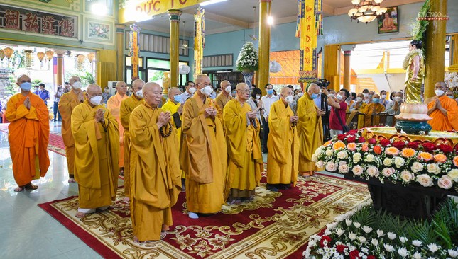 Thực hiện nghi thức mừng khánh đản Thực hiện nghi thức mừng khánh đản