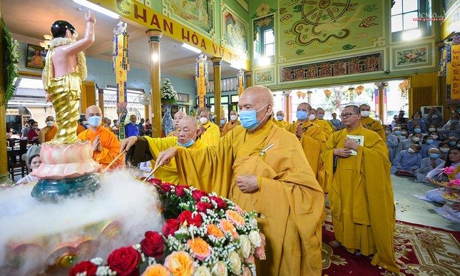 Chư tôn đức thực hiện nghi thức Tắm Phật Chư tôn đức thực hiện nghi thức Tắm Phật