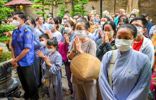 Rất nhiều Phật tử không ngại mưa gió vân tập về trước lễ đài tại Linh Quang tịnh xá để tham dự lễ Tắm Phật Rất nhiều Phật tử không ngại mưa gió vân tập về trước lễ đài tại Linh Quang tịnh xá để tham dự lễ Tắm Phật