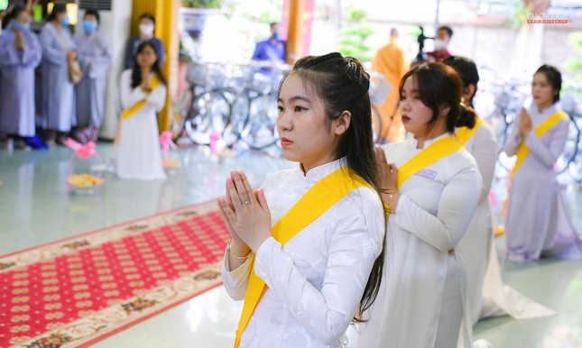 Một thiếu nữ trong đội văn nghệ chắp tay hướng về lễ đài Một thiếu nữ trong đội văn nghệ chắp tay hướng về lễ đài