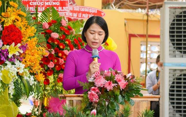 Bà Trần Thanh Hà, Chủ tịch Ủy ban MTTQVN quận 8 thay mặt chính quyền phát biểu chúc mừng