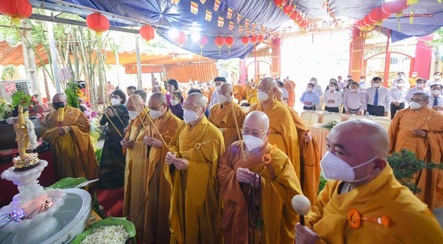 Chư tôn đức dâng hương