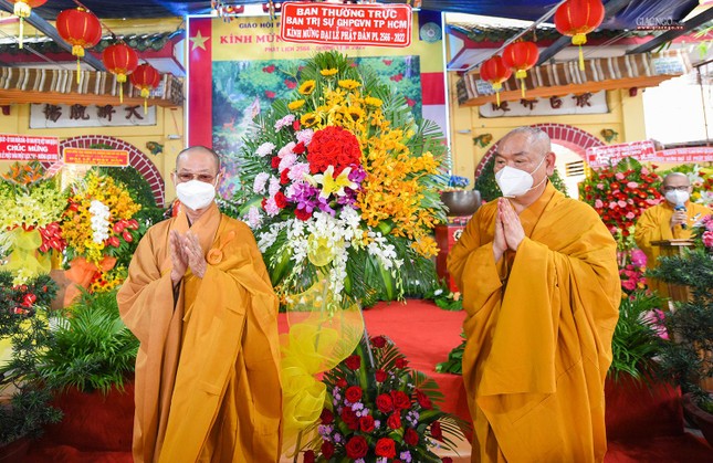 Lẵng hoa từ Thường trực Ban Trị sự TP.HCM tặng