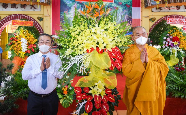 Ông Võ Ngọc Quốc Thuận, Bí thư Quận ủy quận 8 tặng hoa chúc mừng