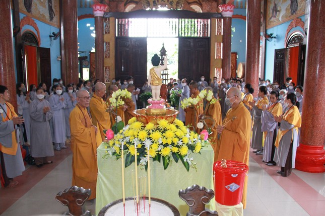 Lễ đài Đức Phật đản sanh tại chánh điện