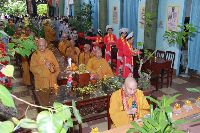 Hòa thượng Thích Thanh Sơn hướng dẫn đại chúng tụng kinh mừng Khánh đản