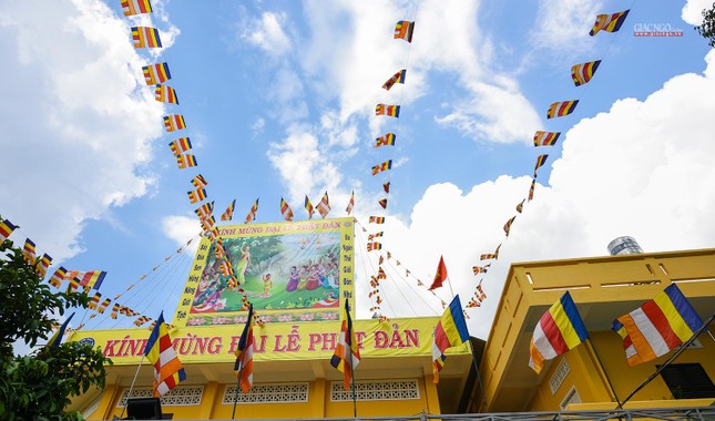 Mô hình vườn Lâm-tỳ-ni được chùa Giác Huệ (quận 7) thiết trí để chào đón Phật đản