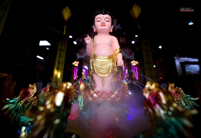 Chín rồng phun nước tắm cho thái tử khi mới đản sanh. Tượng được thiết trí tại chùa Huệ Lâm (quận 8)