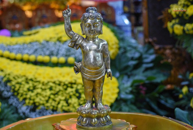 Tượng Phật đản sanh bằng đồng tại lễ đài chùa Pháp Võ (huyện Nhà Bè)