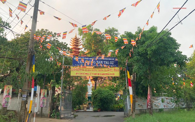 Lối vào chùa Đức Phú-văn phòng Ban Trị sự Phật giáo huyện Nhà Bè rợp sắc cờ Phật giáo và pano chào mừng Phật đản