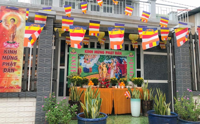 Rất nhiều Phật tử thiết trí lễ đài Phật đản tại tư gia để hưởng ứng không khí Phật đản của toàn Thành phố. Trong ảnh là một lễ đài nhỏ trên đường Nguyễn Bình, huyện Nhà Bè