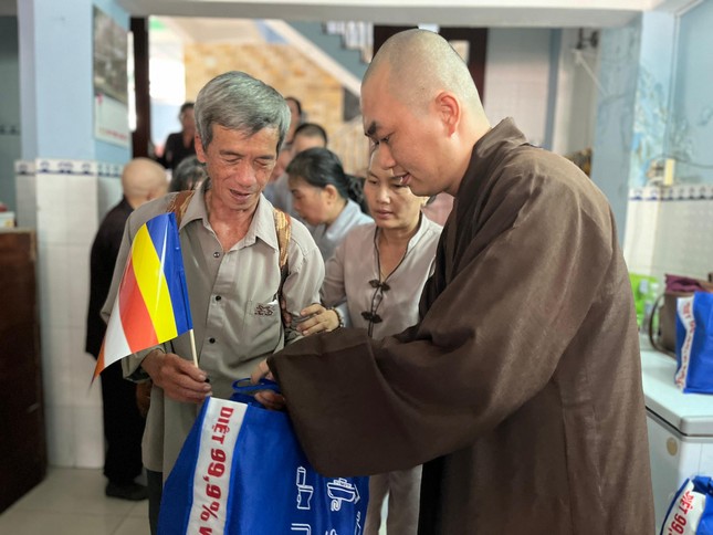 Các hoạt động từ thiện cũng được Tăng Ni Phật giáo huyện Nhà Bè thực hiện rất nhiều trong dịp Phật đản. Thầy Thích Chơn Khánh đang trao các phần quà đến những người lớn tuổi để chia sẻ niềm vui ngày Phật ra đời