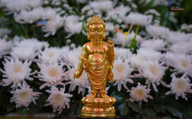 Tượng Phật đản sanh tại chùa Võ Linh (huyện Nhà Bè)