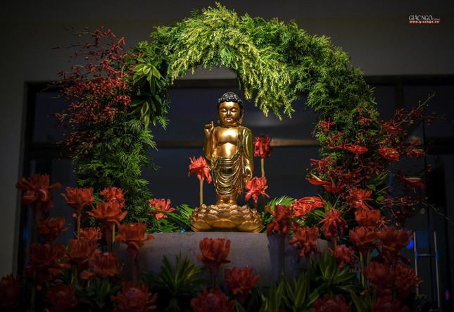 Tượng Phật bằng đồng tại lễ đài báo Giác Ngộ