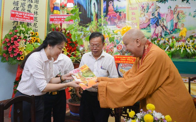 Hòa thượng Thích Thanh Sơn tặng báo Giác Ngộ số đặc biệt chào mừng Phật đản Phật lịch 2566 đến các thành viên trong đoàn