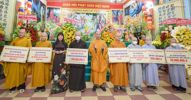 Ban Trị sự Phật giáo quận 1 công bố và trao bảng đăng ký công trình thi đua yêu nước đến đại diện các tự viện