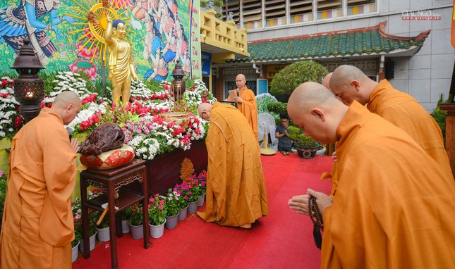 Cúi đầu đảnh lễ bậc Thầy của trời, người