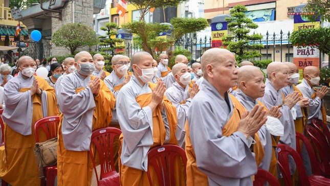 Chư Ni quận 10 tham dự Đại lễ Phật đản tại chùa Ấn Quang