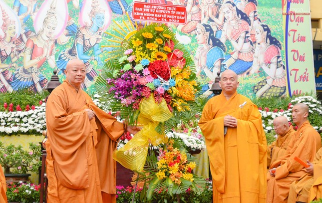 Hòa thượng Thích Lệ Trang thay mặt Thường trực Ban Trị sự GHPGVN TP.HCM tặng hoa chúc mừng Ban Trị sự Phật giáo quận 10. Ban Tổ chức cũng nhận được rất nhiều hoa chúc mừng từ Phật giáo quận 1,3,4,7, Tân Bình và lãnh đạo chính quyền địa phương