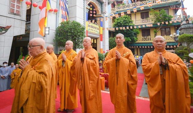 Chư tôn đức dâng hương lễ Phật