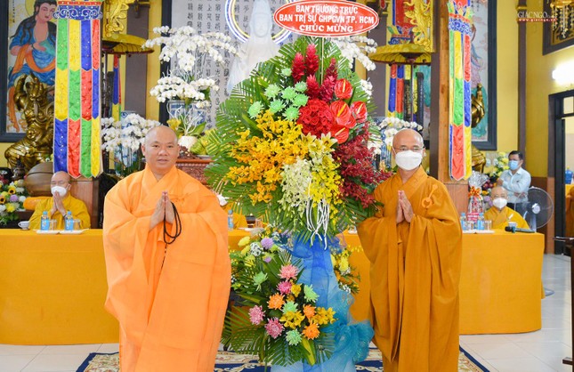 Thượng tọa Thích Thiện Quý tặng hoa chúc mừng của Ban Trị sự GHPGVN TP.HCM đến Ban Trị sự Phật giáo quận 4 Thượng tọa Thích Thiện Quý tặng hoa chúc mừng của Ban Trị sự GHPGVN TP.HCM đến Ban Trị sự Phật giáo quận 4