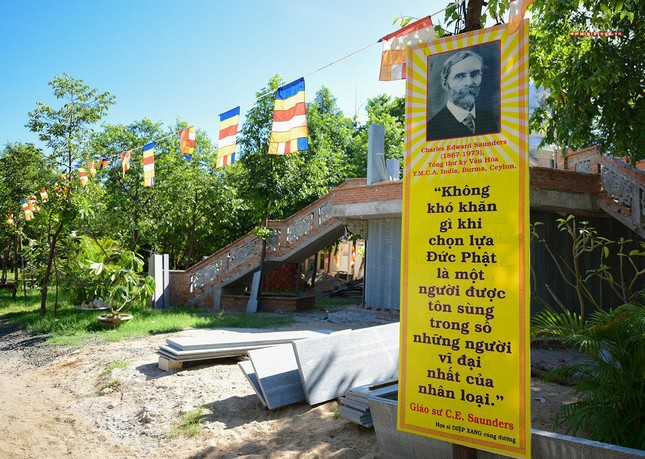 Rất nhiều pano như thế này được trang trí trong khuôn viên chùa