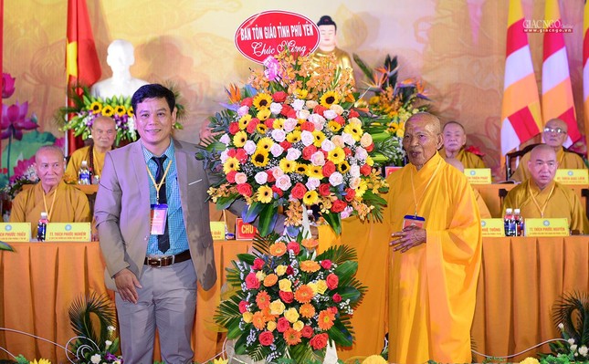 Ban Tôn giáo tỉnh tặng hoa chúc mừng