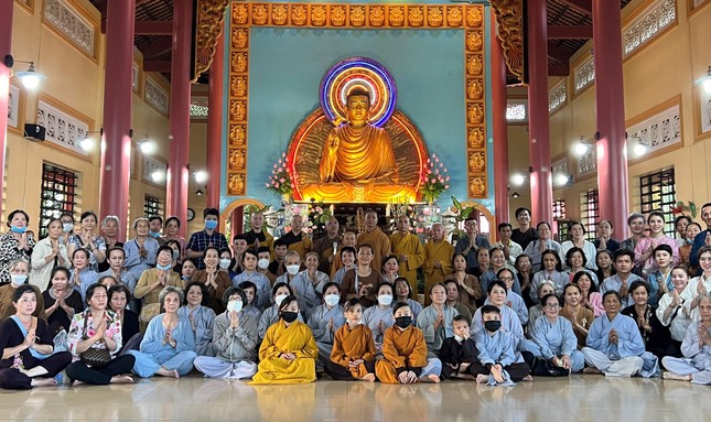 Thiền viện Hải Đức cúng dường 10 trường hạ ở TP.HCM và các tỉnh miền Tây - Ảnh: Trung Minh Thiền viện Hải Đức cúng dường 10 trường hạ ở TP.HCM và các tỉnh miền Tây - Ảnh: Trung Minh