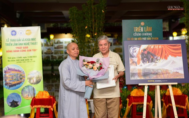 Ni sư Thích nữ Thuần Chơn trao giải thưởng đến tác giả đạt giải Ni sư Thích nữ Thuần Chơn trao giải thưởng đến tác giả đạt giải