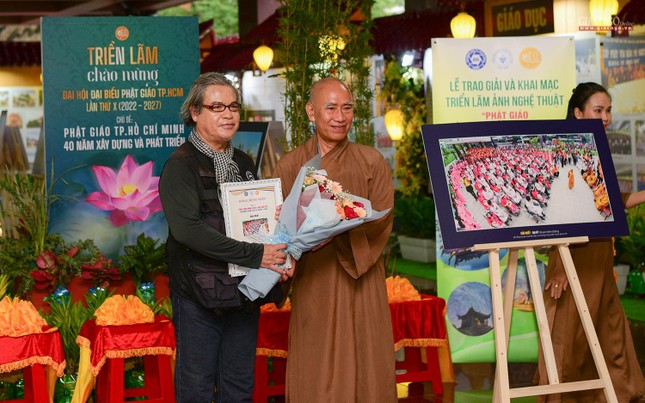 Thượng tọa Thích Tâm Đức tặng Bằng chứng nhận tác giả đạt giải Nhất cuộc thi ảnh “Phật giáo đồng hành cùng dân tộc” Thượng tọa Thích Tâm Đức tặng Bằng chứng nhận tác giả đạt giải Nhất cuộc thi ảnh “Phật giáo đồng hành cùng dân tộc”