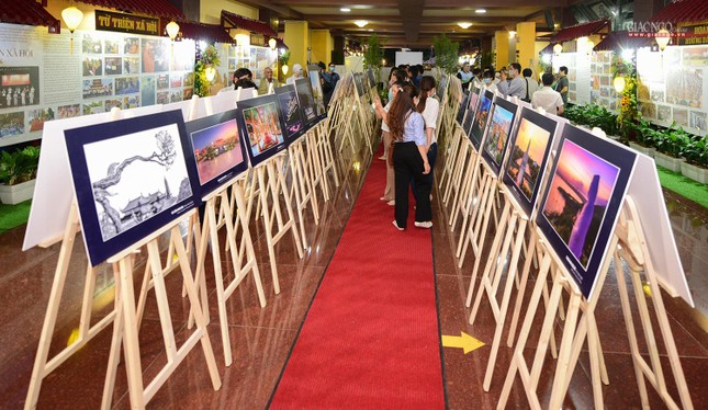 Triển lãm “Phật giáo đồng hành cùng dân tộc” có 150 tác phẩm được trưng bày Triển lãm “Phật giáo đồng hành cùng dân tộc” có 150 tác phẩm được trưng bày