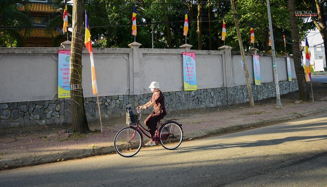 Cờ, pano chào mừng được thiết trí dọc theo con đường dẫn đến nơi diễn ra đại hội Cờ, pano chào mừng được thiết trí dọc theo con đường dẫn đến nơi diễn ra đại hội