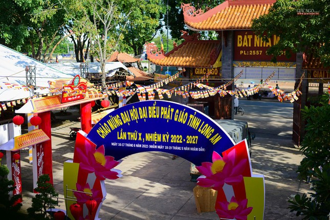 Một góc nhỏ chùa Thiên Châu rực rỡ sắc màu cờ, pano, biểu ngữ chào mừng đại hội Một góc nhỏ chùa Thiên Châu rực rỡ sắc màu cờ, pano, biểu ngữ chào mừng đại hội