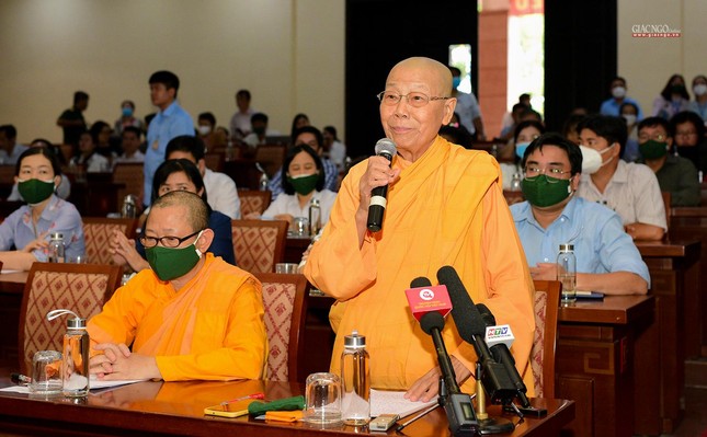 Ni sư Thích nữ Tín Liên trình bày các vấn đề liên quan đến giáo dục Ni sư Thích nữ Tín Liên trình bày các vấn đề liên quan đến giáo dục