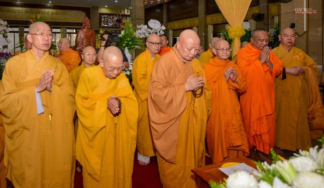 Hòa thượng Thích Lệ Trang thắp hương tưởng niệm Trưởng lão Hòa thượng