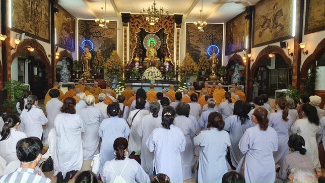 Phật tử tham dự đoàn cúng dường trường hạ