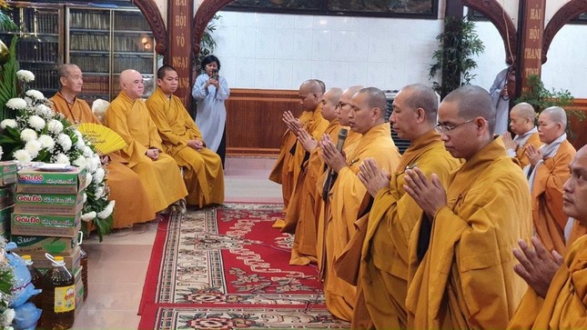 Thượng tọa Thích Minh Quang tác bạch cúng dường tại trường hạ tổ đình Phổ Quang