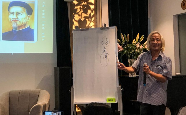 Nhà nghiên cứu Cao Tự Thanh đang phân tích chiết tự chữ Hán liên quan đến tên của nhà thơ Nguyễn Đình Chiểu Nhà nghiên cứu Cao Tự Thanh đang phân tích chiết tự chữ Hán liên quan đến tên của nhà thơ Nguyễn Đình Chiểu