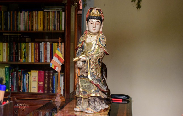 Pho tượng Quan Âm bằng gốm men rạn có niên đại vào thế kỷ XVI vẫn được lưu giữ Pho tượng Quan Âm bằng gốm men rạn có niên đại vào thế kỷ XVI vẫn được lưu giữ