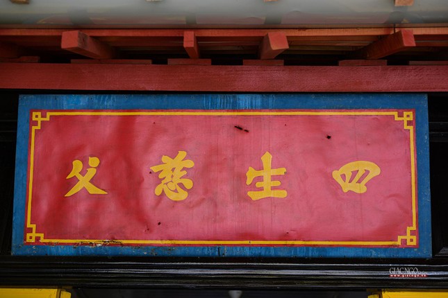 Bức hoành phi trải qua chiến tranh khói lửa với nhiều vết đạn bắn thủng Bức hoành phi trải qua chiến tranh khói lửa với nhiều vết đạn bắn thủng