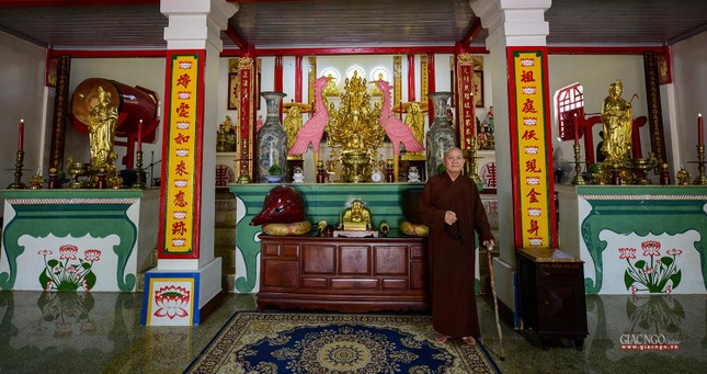 Chánh điện hội tụ 3 yếu tố văn hóa là Phật giáo (gian giữa thờ Phật), Đạo giáo (gian bên phải thờ Quan Thánh đế quân) và tín ngưỡng dân gian (gian phải thờ Tam tòa Thánh mẫu) Chánh điện hội tụ 3 yếu tố văn hóa là Phật giáo (gian giữa thờ Phật), Đạo giáo (gian bên phải thờ Quan Thánh đế quân) và tín ngưỡng dân gian (gian phải thờ Tam tòa Thánh mẫu)