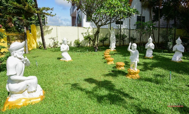 Khuôn viên chùa được trang trí thêm nhiều công trình phụ Khuôn viên chùa được trang trí thêm nhiều công trình phụ