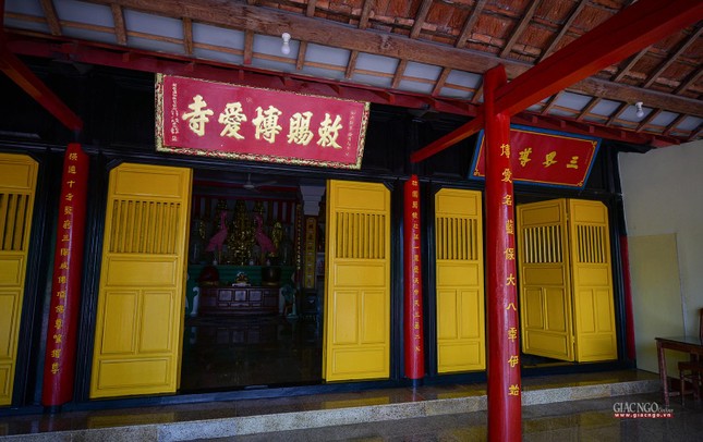 Bức hoành phi "Sắc tứ Bác Ái Tự" do vua Bảo Đại ban tặng Bức hoành phi "Sắc tứ Bác Ái Tự" do vua Bảo Đại ban tặng