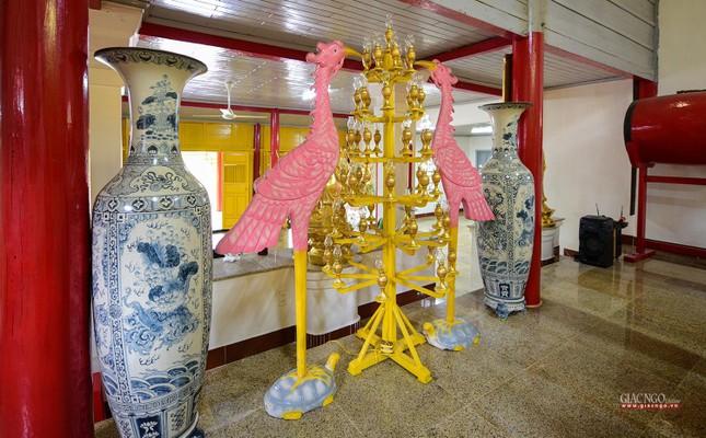 Cặp hạc vàng được vua ban được tôn trí trong chánh điện Cặp hạc vàng được vua ban được tôn trí trong chánh điện