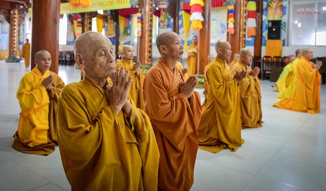 Phép bố-tát cũng giúp nuôi lớn pháp lành, thêm nhiều công đức Phép bố-tát cũng giúp nuôi lớn pháp lành, thêm nhiều công đức