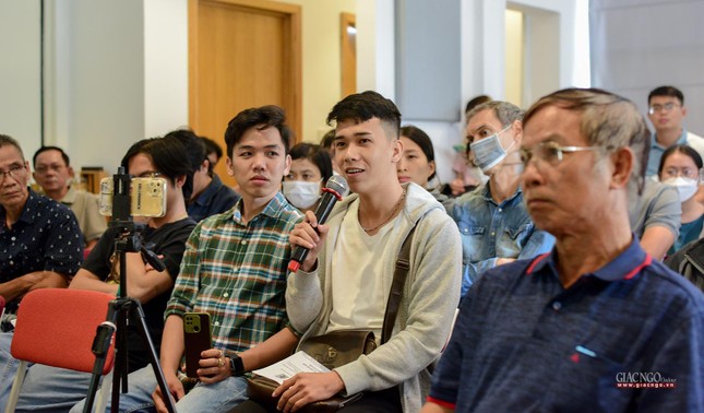 Rất nhiều thắc mắc về lịch sử của các bạn trẻ tham dự buổi nói chuyện Rất nhiều thắc mắc về lịch sử của các bạn trẻ tham dự buổi nói chuyện